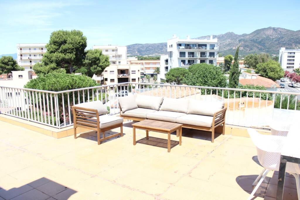 Beautiful Loft, Huge Sunny Terrace, View Over The Beach And Sea 罗萨斯 外观 照片
