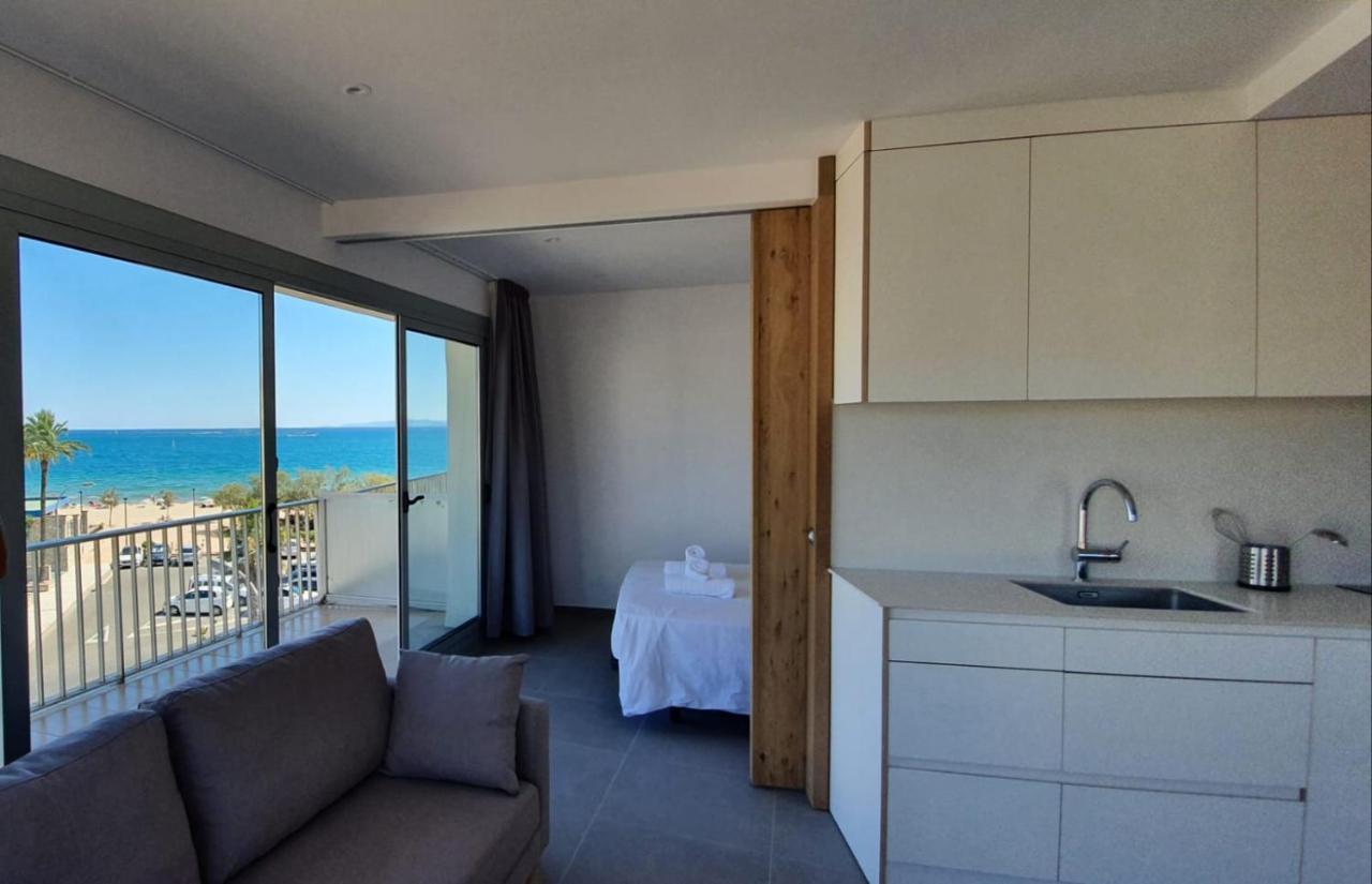 Beautiful Loft, Huge Sunny Terrace, View Over The Beach And Sea 罗萨斯 外观 照片